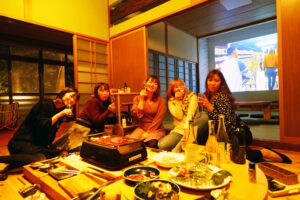 古民家の囲炉裏でスモークレスグリルを使う。女子会