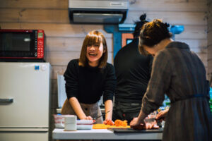 みんなでバーベキューの下ごしらえ