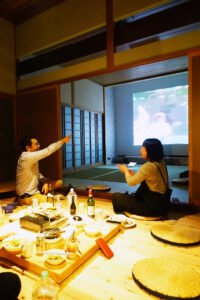 ホームシアターで映画鑑賞しながらお酒を飲む