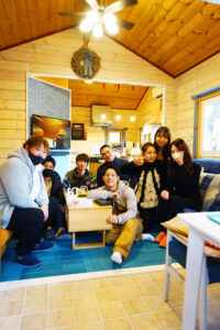 ログハウスで楽しんでいる様子