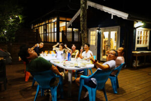 屋外ウッドデッキでBBQ