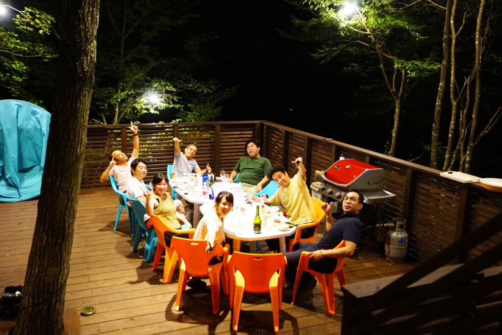 屋外ウッドデッキでBBQ