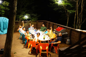 屋外ウッドデッキでBBQ