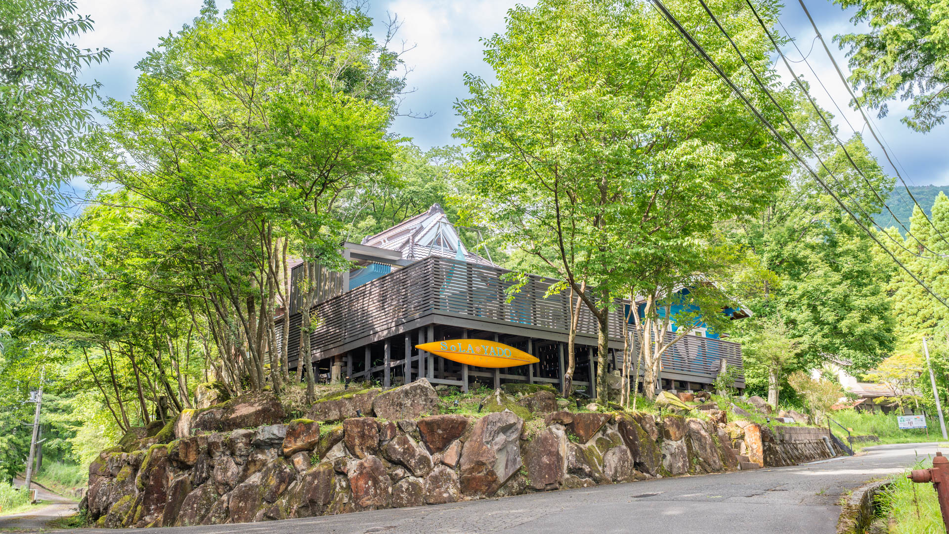 関西兵庫県宍粟市一宮町の山間の別荘地にある貸別荘形式のグランピング施設。古民家とログハウスの2つの建物を廊下で繋げ、さらに外側を囲むようにウッドデッキを設置した広大な空間。この広さにより、最大12人まで宿泊できるのが特徴。施設まるごと一棟貸しのため、1日1組限定での利用となる。完全貸し切りのプライベート空間で周りの目を気にせずにのびのびとくつろぎ楽しめる。快適にキャンプの雰囲気を味わえる。